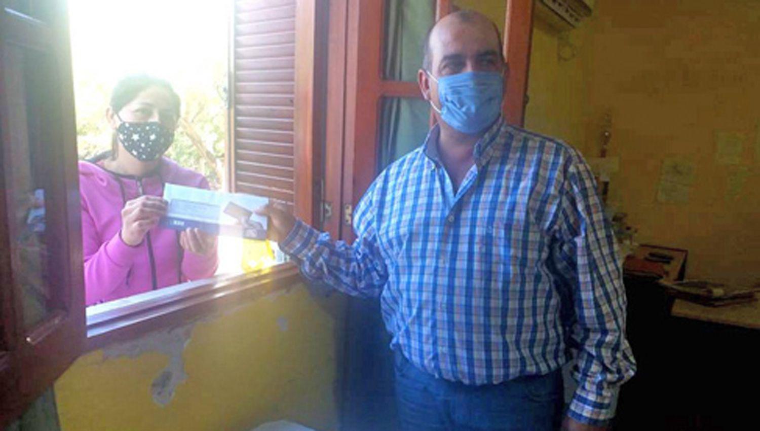 Maacutes de 200 vecinos de Cantildeada Escobar recibieron la tarjeta