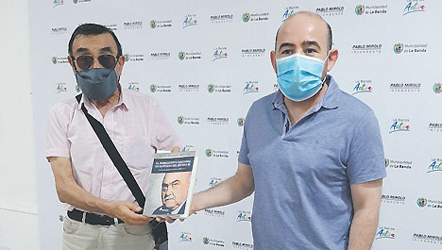 Pablo Mirolo recibioacute al escritor Bernardo Herrera