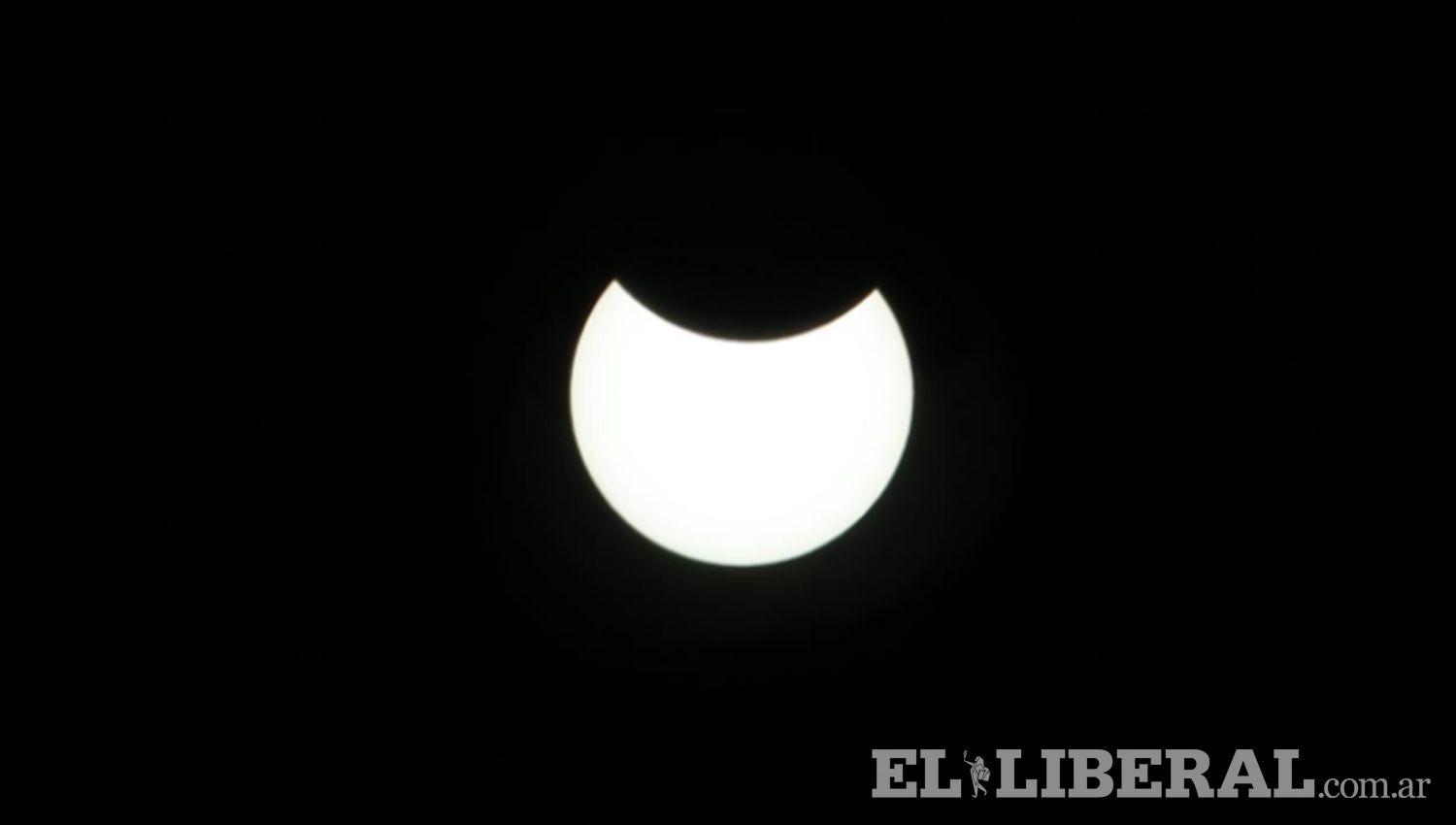 EN VIVO  El eclipse de sol se observa en Santiago del Estero