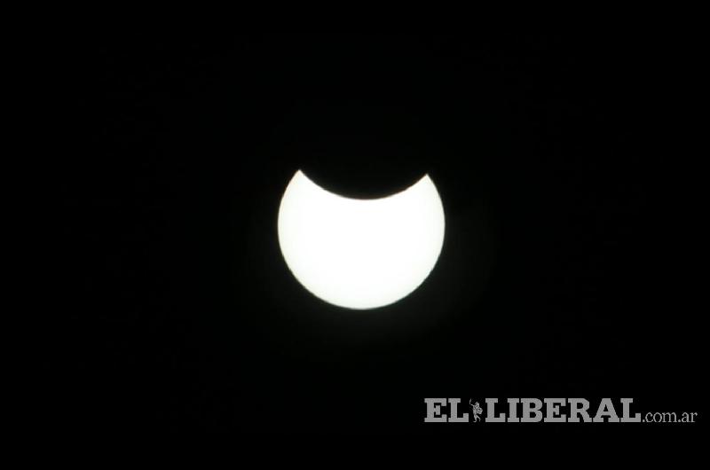 EN VIVO  El eclipse de sol se observa en Santiago del Estero