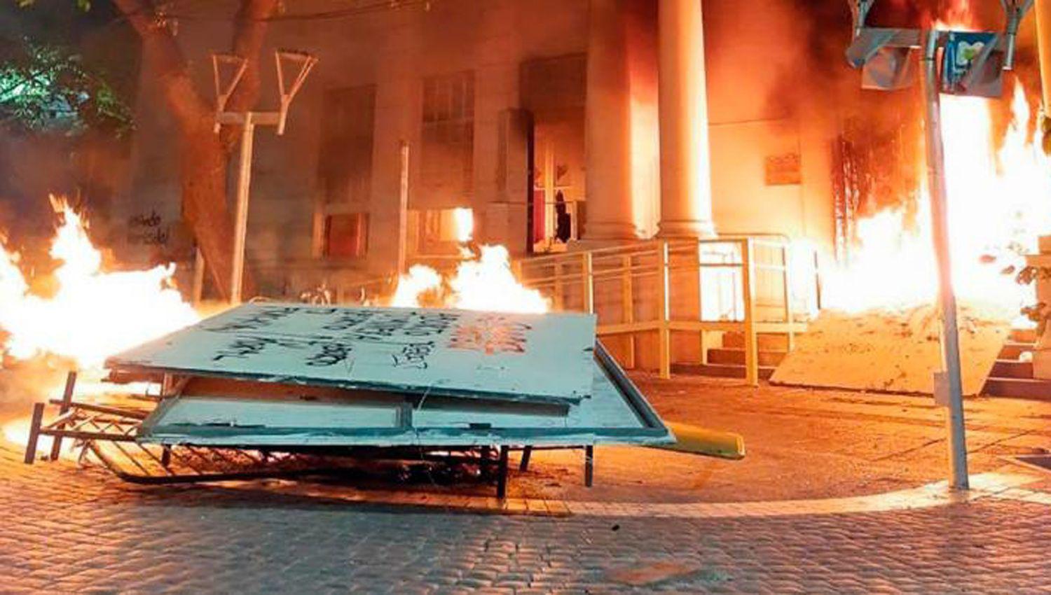 Mendoza- un grupo prendioacute fuego una parte de la sede del gobierno tras el salvaje femicidio de Florencia Romano