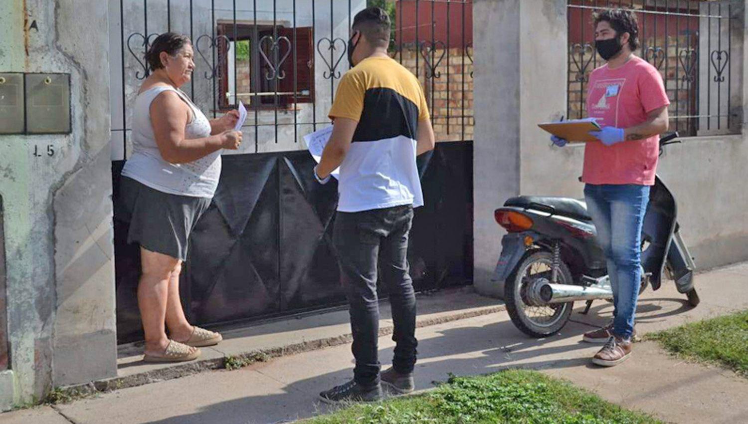 Los agentes sanitarios instruyen a los vecinos sobre cómo evitar la presencia del mosquito