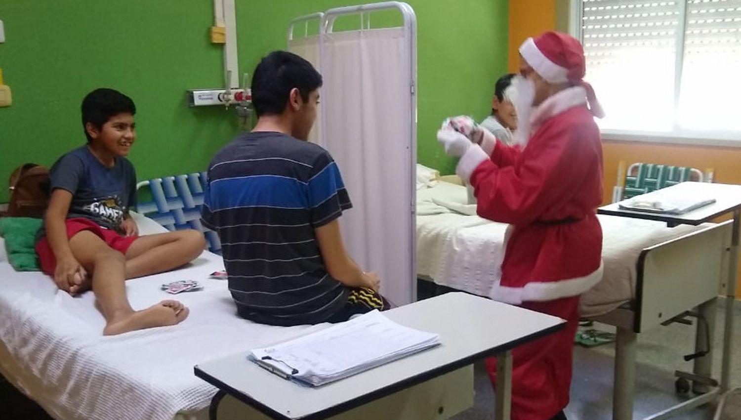 Papaacute Noel visitoacute a los pacientes internados del Cepsi y entregoacute regalos