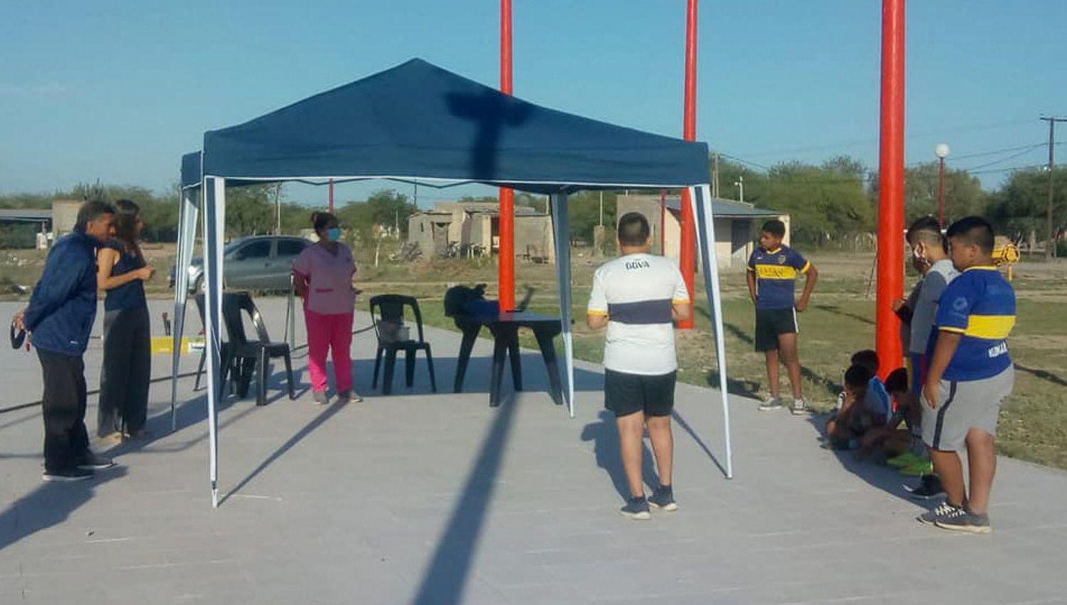 Volvieron las clases de la escuelita de fuacutetbol municipal en Villa Figueroa