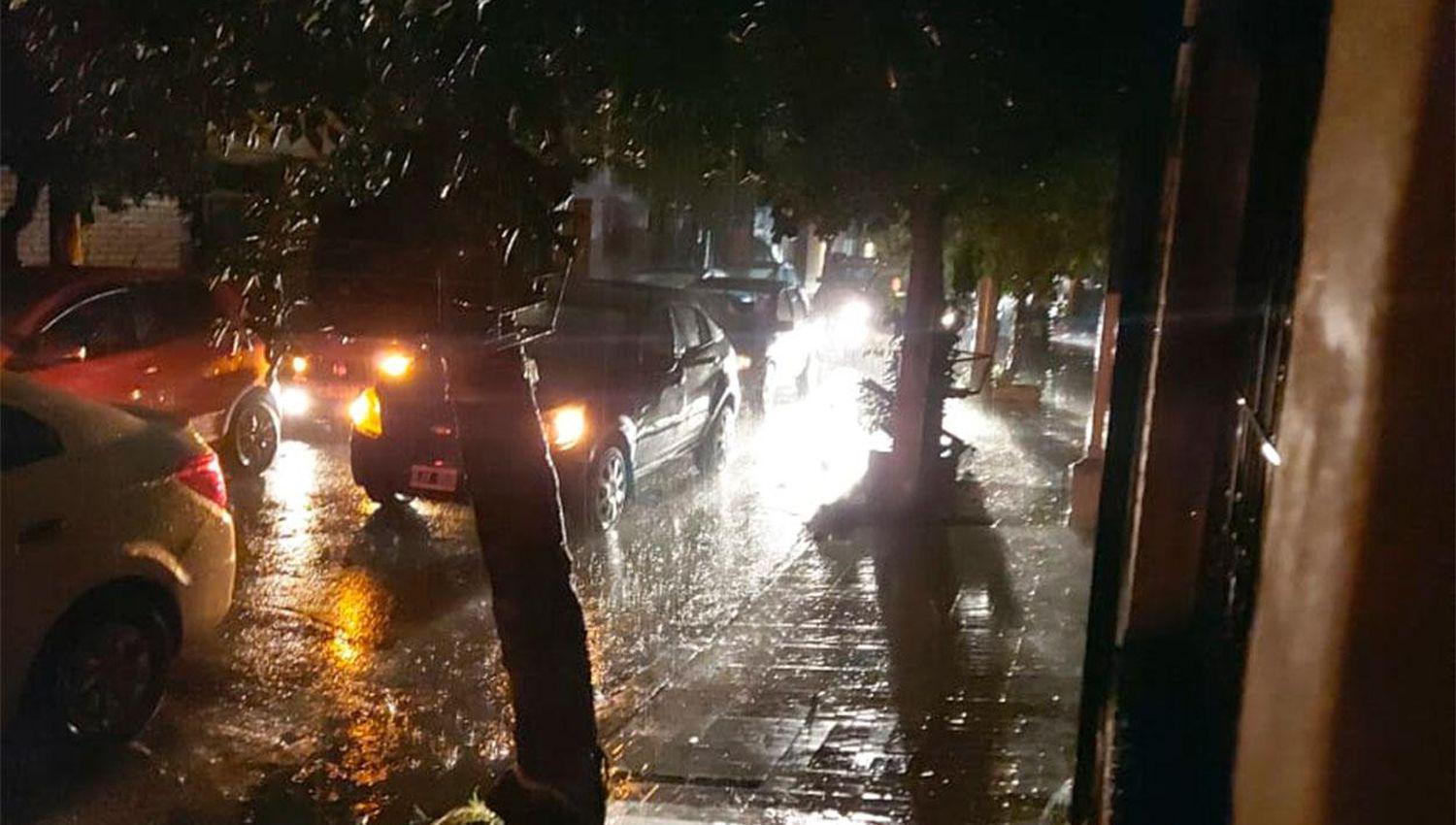 La tormenta dejoacute maacutes de 30000 hogares sin luz en Tucumaacuten