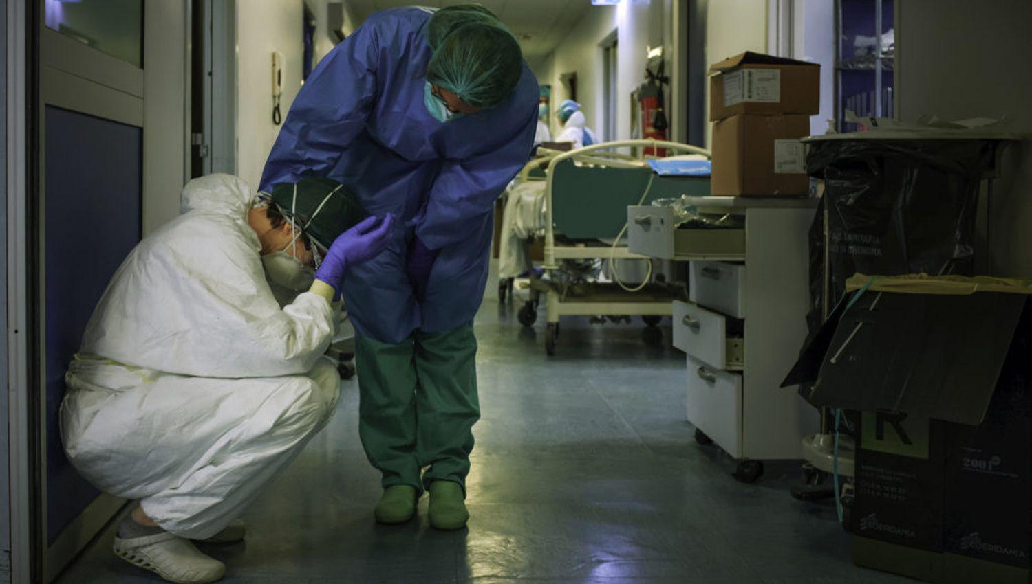 El personal de salud entre aplausos agotamiento y el riesgo extremo de contagio