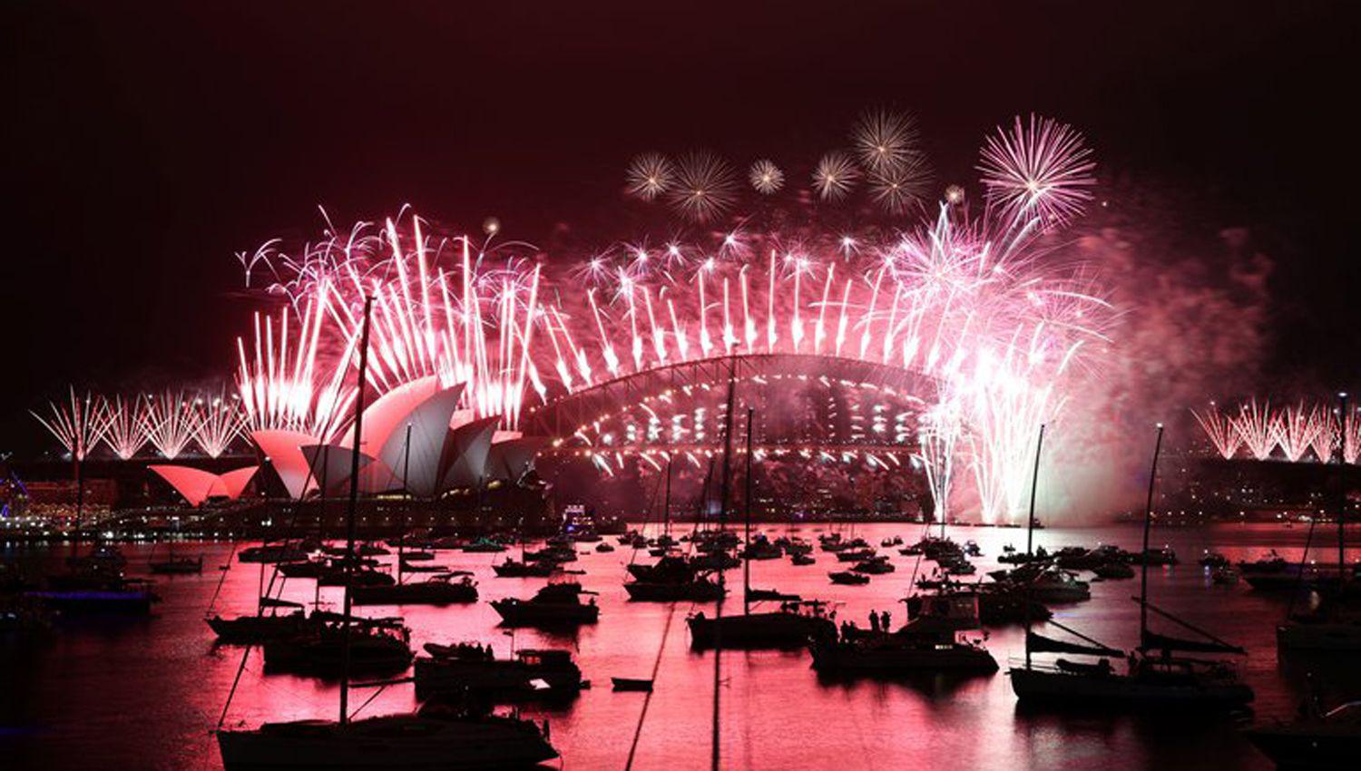 FOTOS Y VIDEOS Asiacute recibe el mundo al Antildeo Nuevo