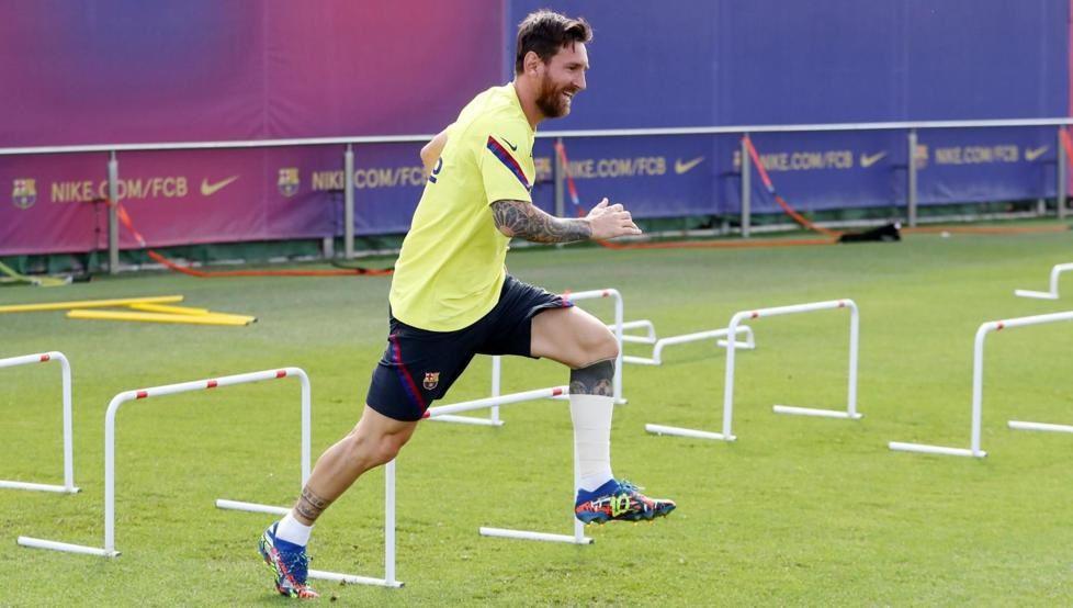 Messi retorna a los entrenamientos con Barcelona en el primer diacutea del antildeo