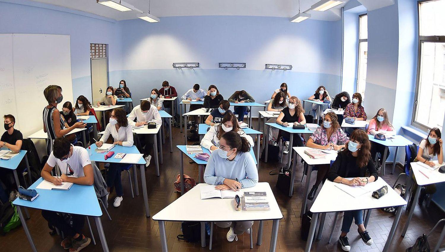 Italia reabriraacute las escuelas la proacutexima semana pese al aumento de los contagios de coronavirus