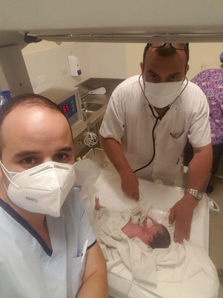 La primera bebeacute de 2021 es una nena cuyo mellizo nacioacute minutos antes en 2020