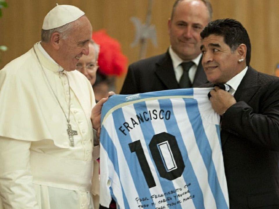 Francisco recordoacute la figura de Diego Maradona- ldquoFue un poeta de la cancha que regaloacute mucha alegriacuteardquo
