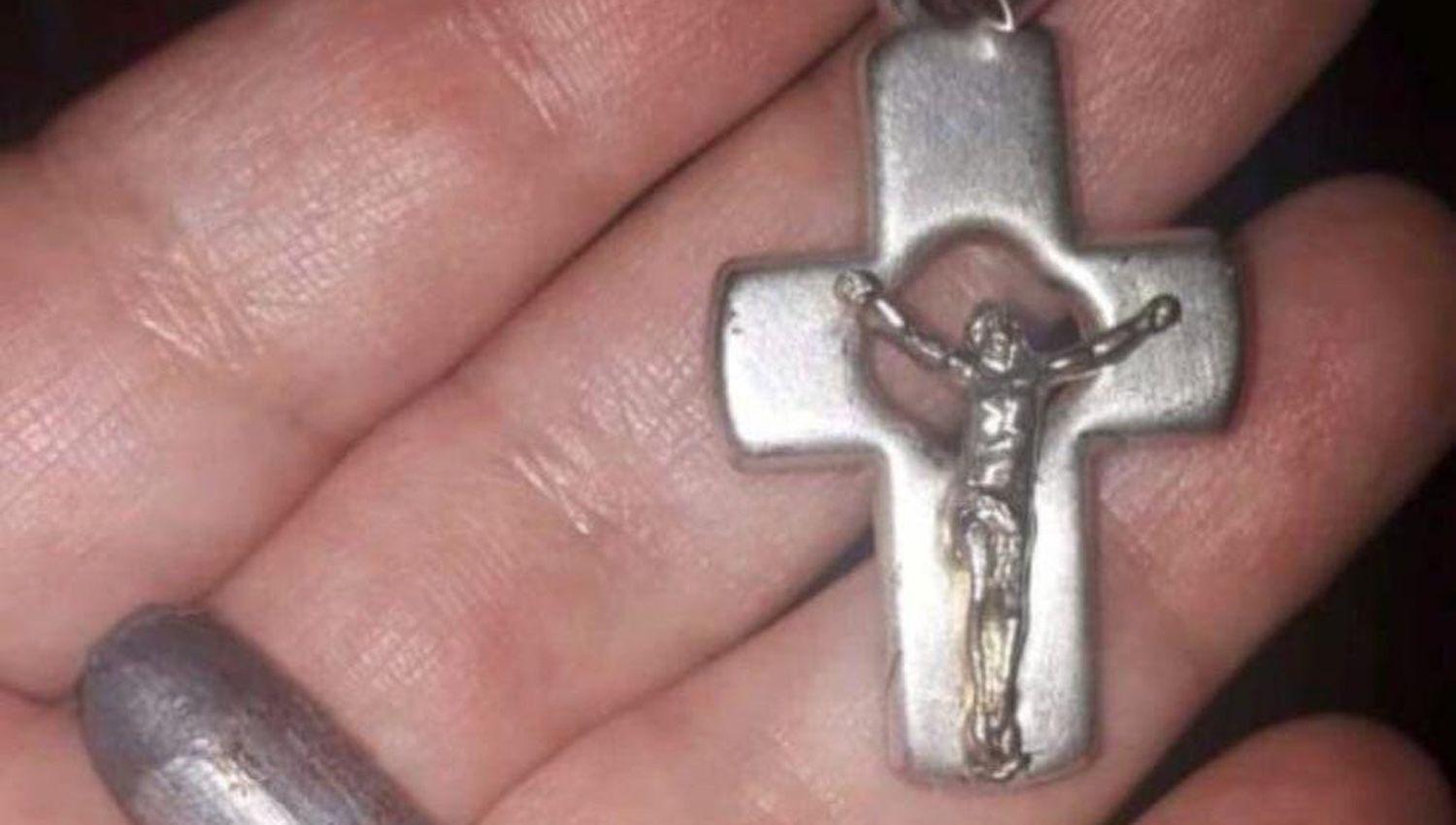 Crucifijo salvoacute a un nintildeo que recibioacute en su pecho el impacto de una bala perdida