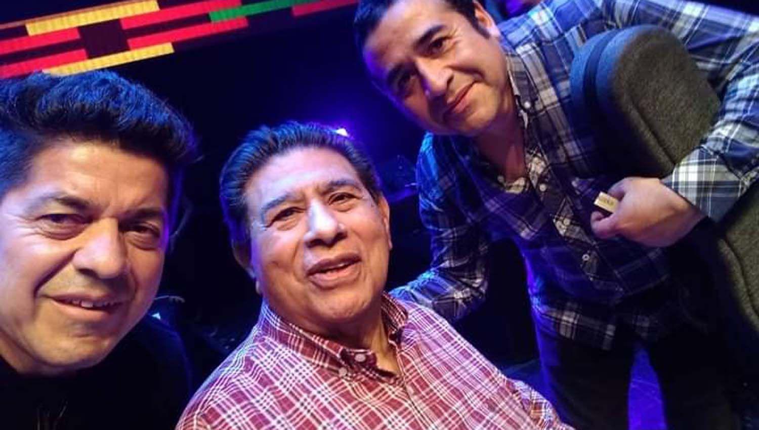 VIDEO Carlos Duarte y Neacutestor Garnica le rindieron un homenaje a Onofre ldquoNegrordquo Paz