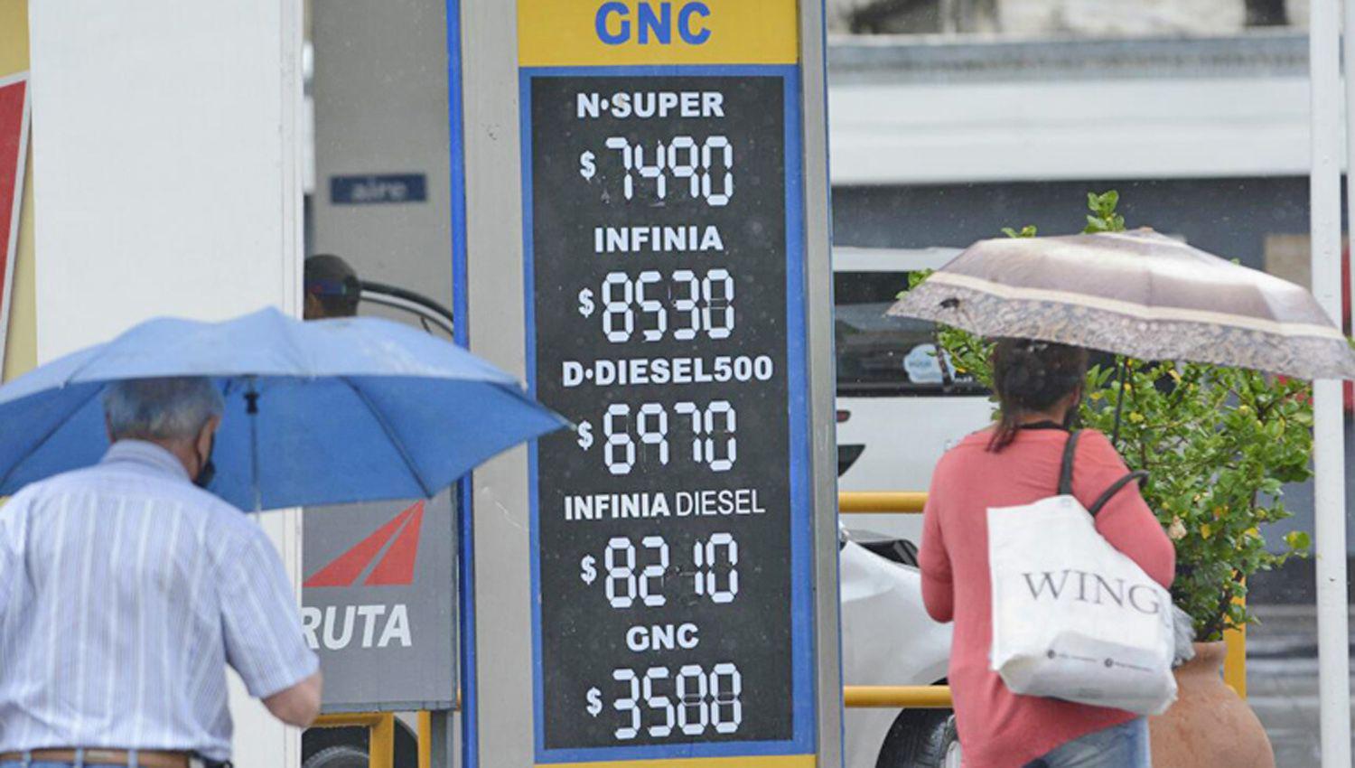 Ademaacutes de YPF Raizen y Axion subieron precios de combustibles