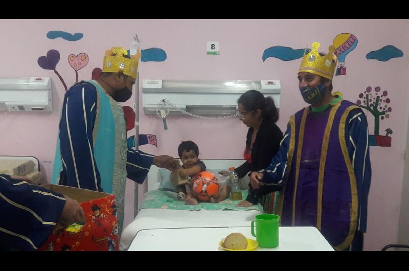 Los Reyes Magos llevaron regalos a los nintildeos en el Hospital Zonal
