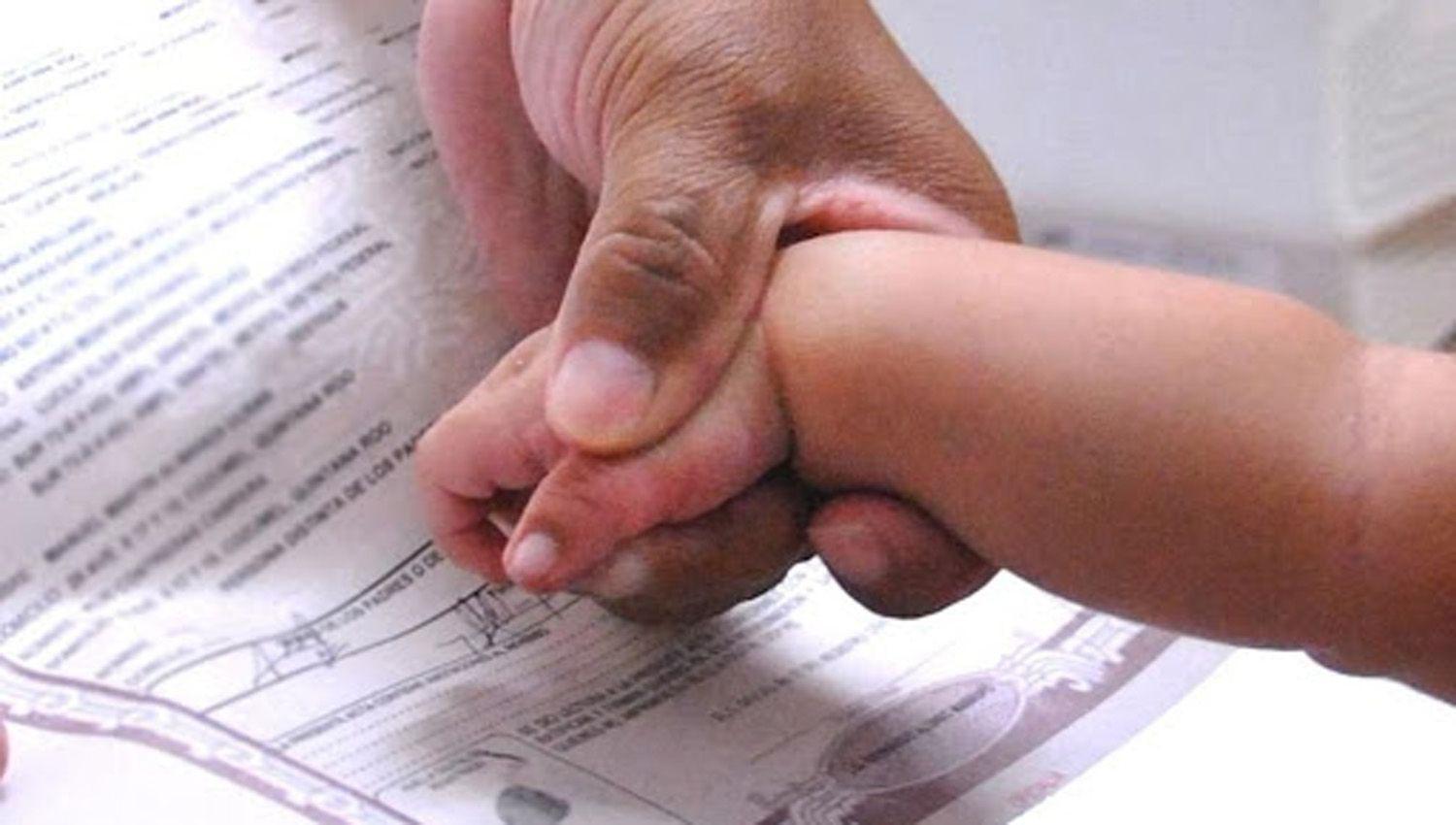 Pagoacute para inscribir como propio a un bebeacute y obtener la residencia argentina