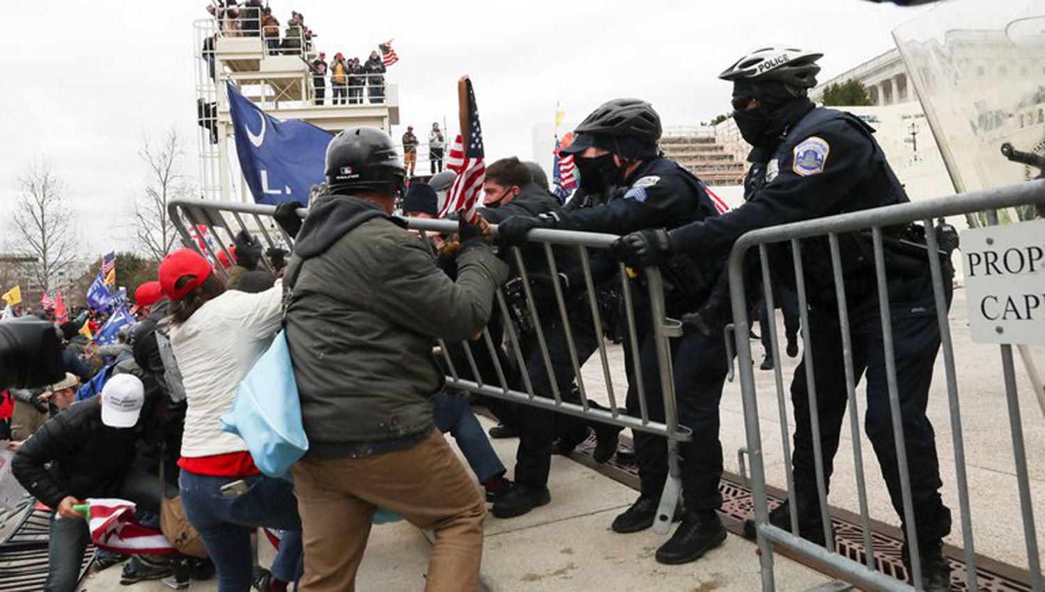 Partidarios de Trump se enfrentaron con la policiacutea durante protestas en Washington