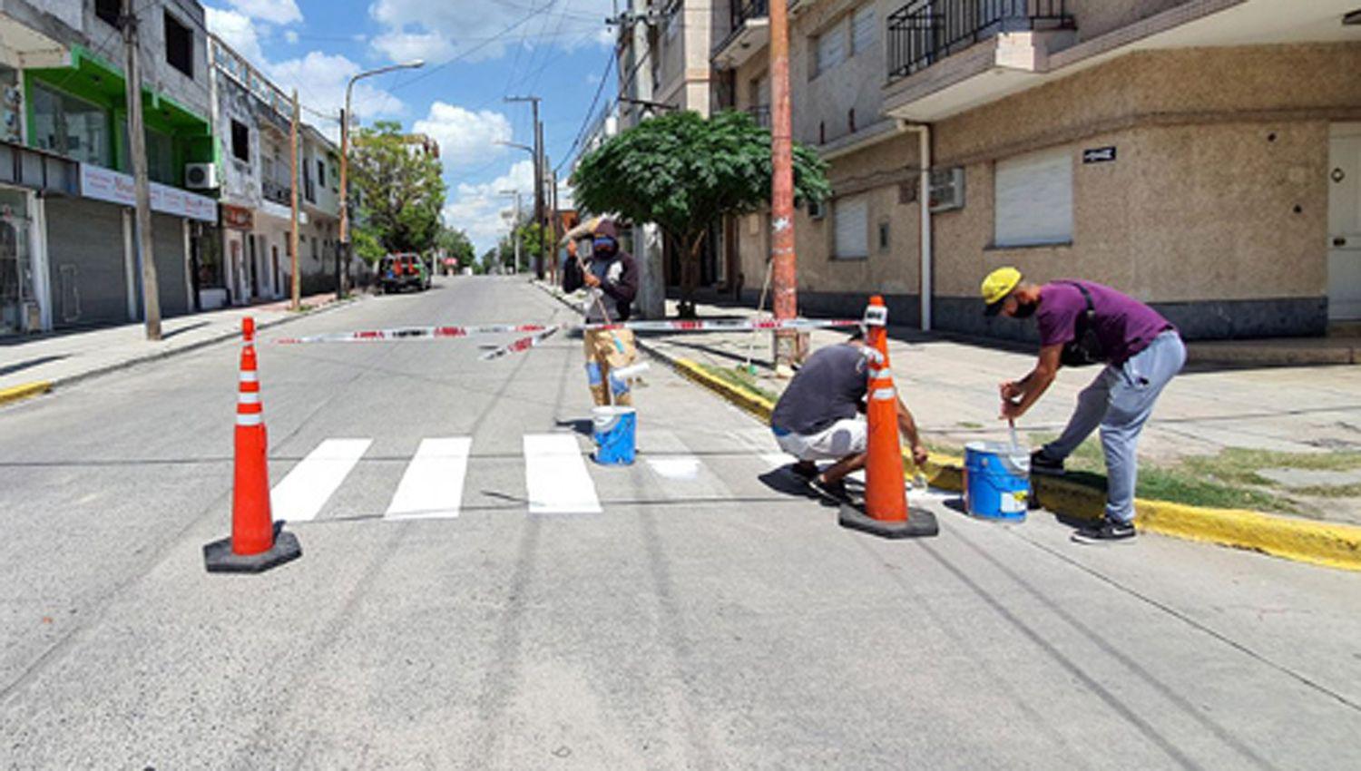Realizan trabajos de pintura en las sendas peatonales de Las Termas de Riacuteo Hondo