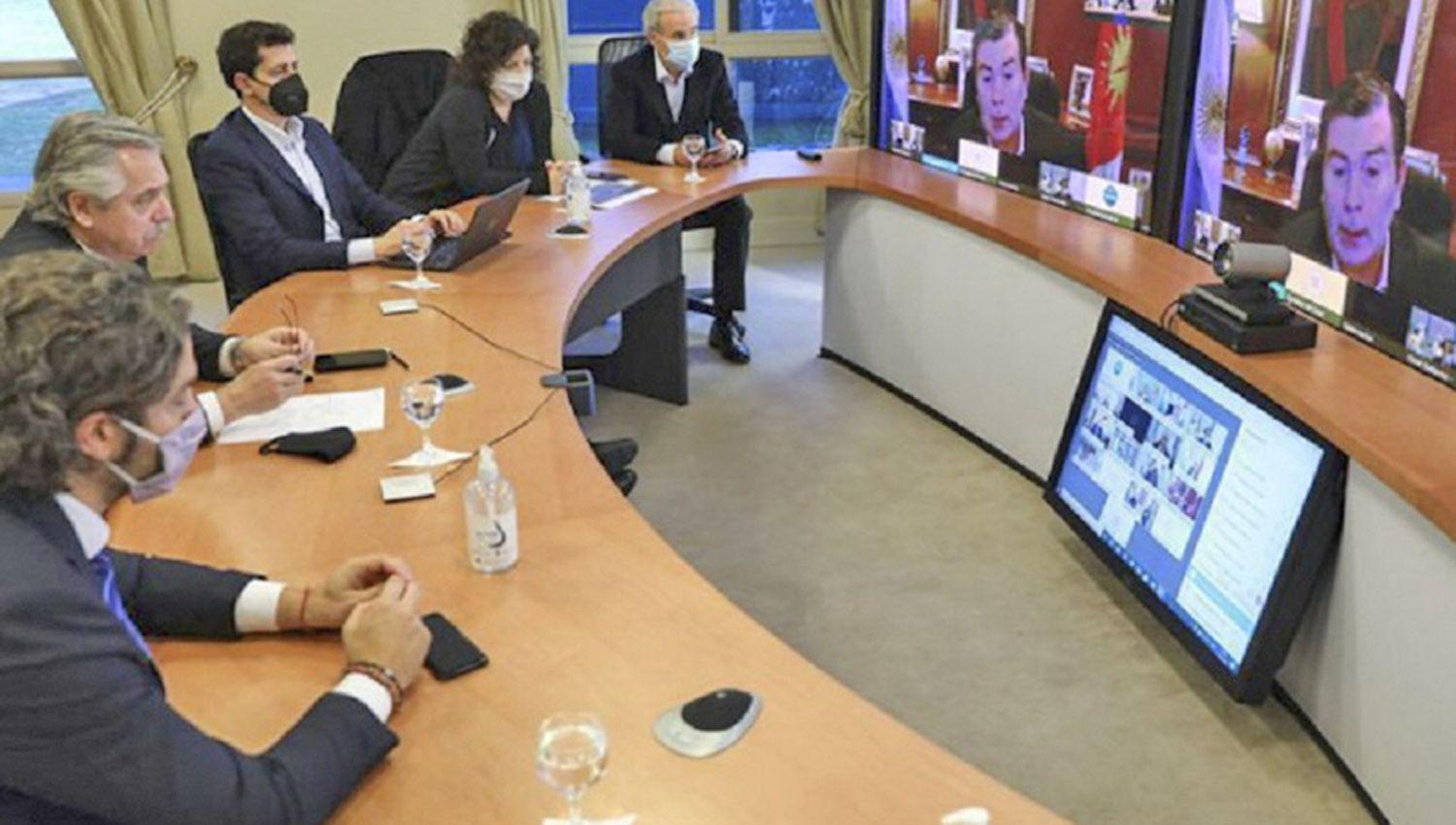 El Presidente propuso a gobernadores medidas para limitar la circulacioacuten