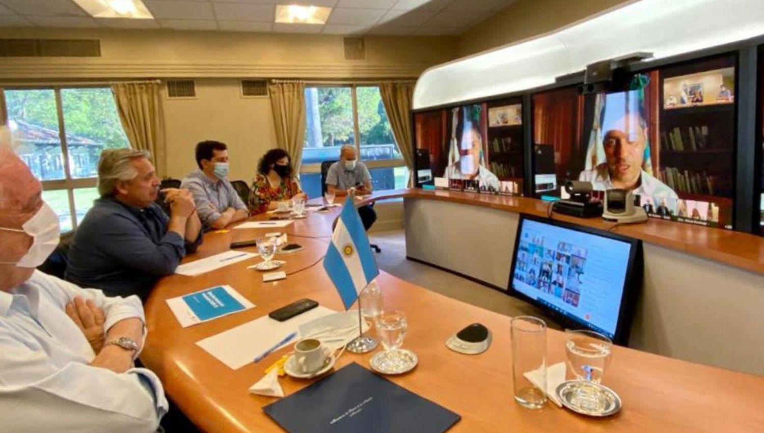 Alberto Fernaacutendez negocia con los gobernadores la redaccioacuten del decreto que prohibiraacute la circulacioacuten nocturna