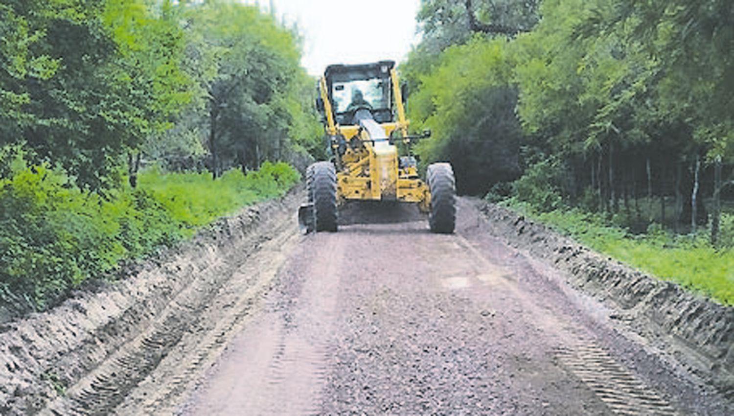 Comenzaron trabajos para el enripiado de 12 kiloacutemetros de caminos en la zona de Antajeacute