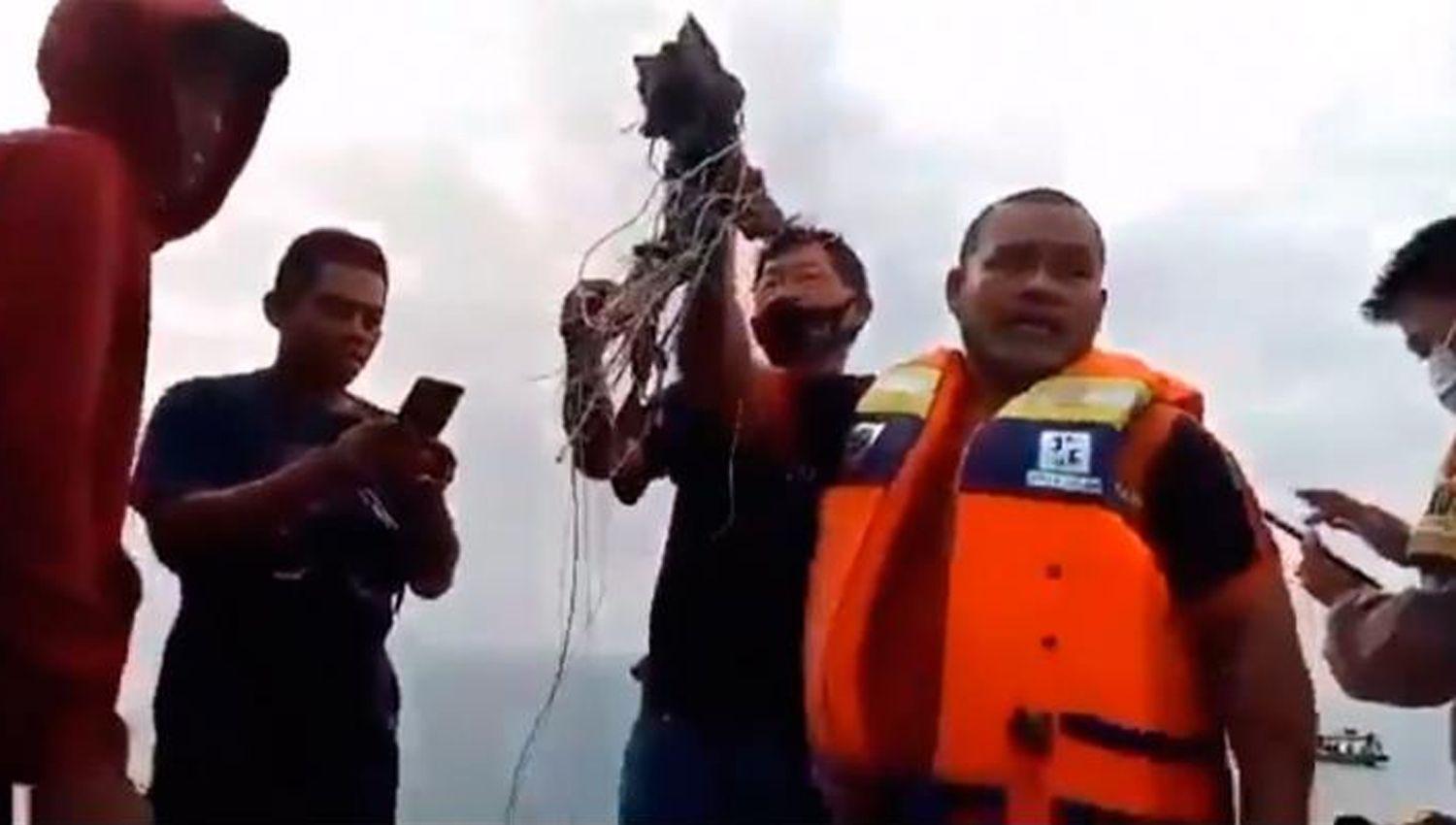Hallaron los restos del avioacuten que cayoacute en Indonesia- no hay sobrevivientes