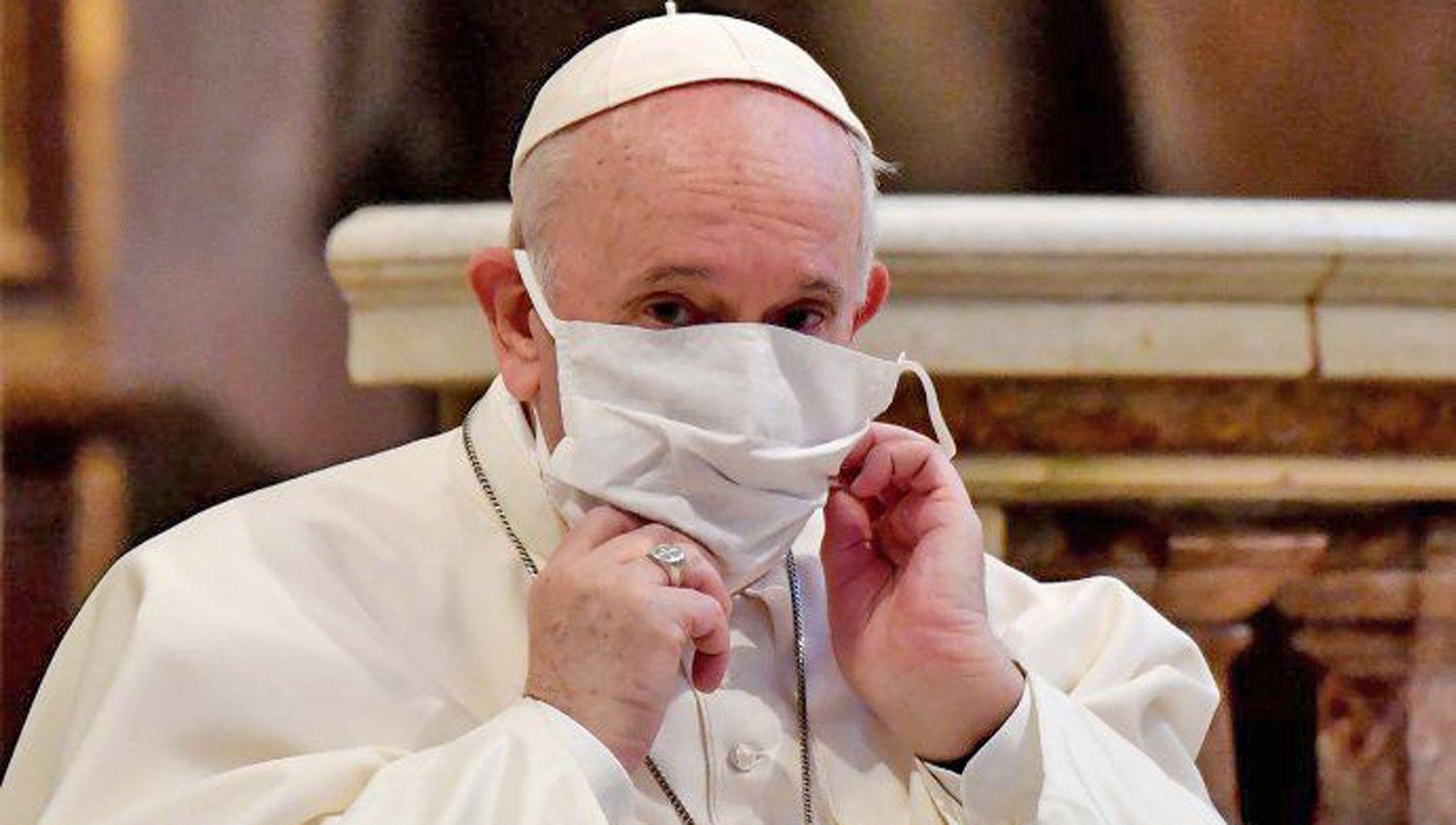 El Papa se vacuna contra Covid-19 y critica el negacionismo suicida