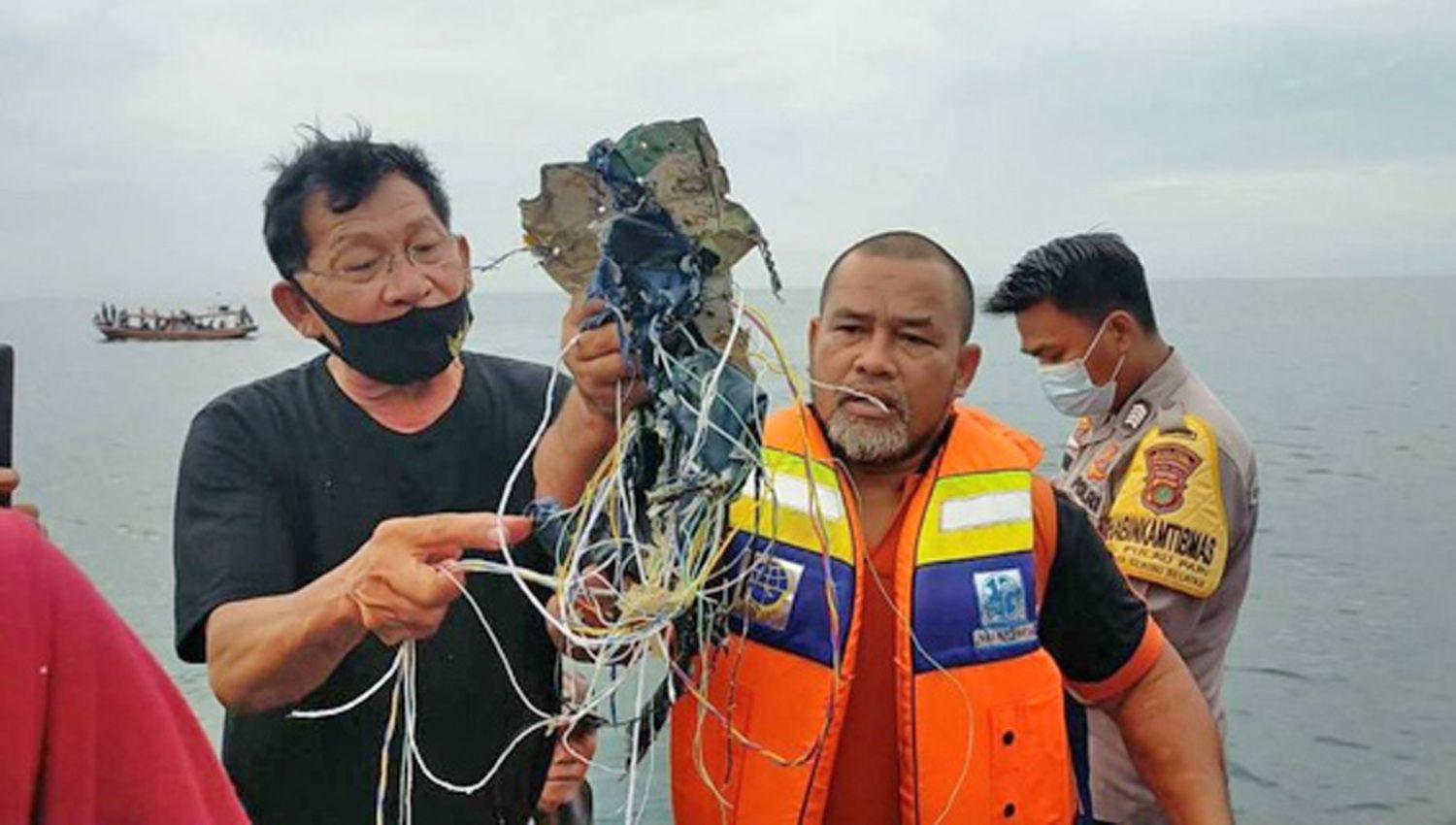 Tragedia aeacuterea en Indonesia- se estrelloacute el avioacuten que perdioacute 3000 m de altura en un minuto