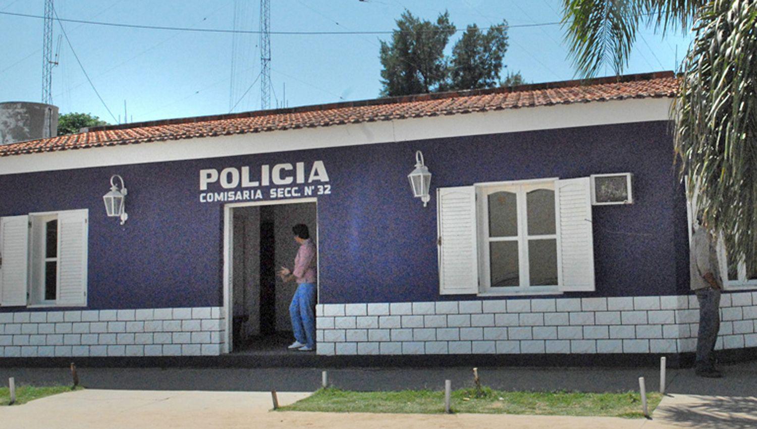 Tres policiacuteas presos acusados de abusar de un adolescente de 14 antildeos
