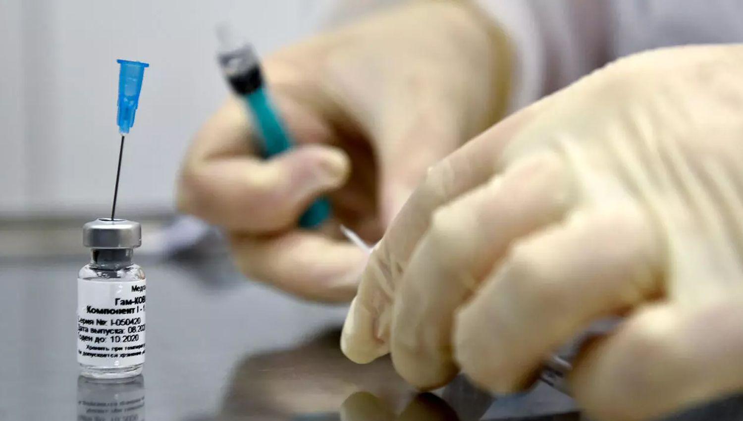 ldquoHay que decidir si queremos tener 10 millones de personas vacunadas con dos dosis o si preferimos tener 20 millones con una solardquo