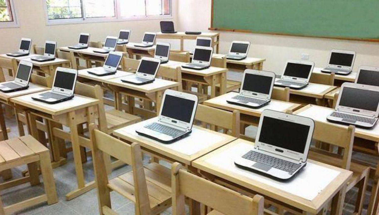 Trotta anuncioacute que se entregaraacuten 500000 computadoras a estudiantes de todo el paiacutes