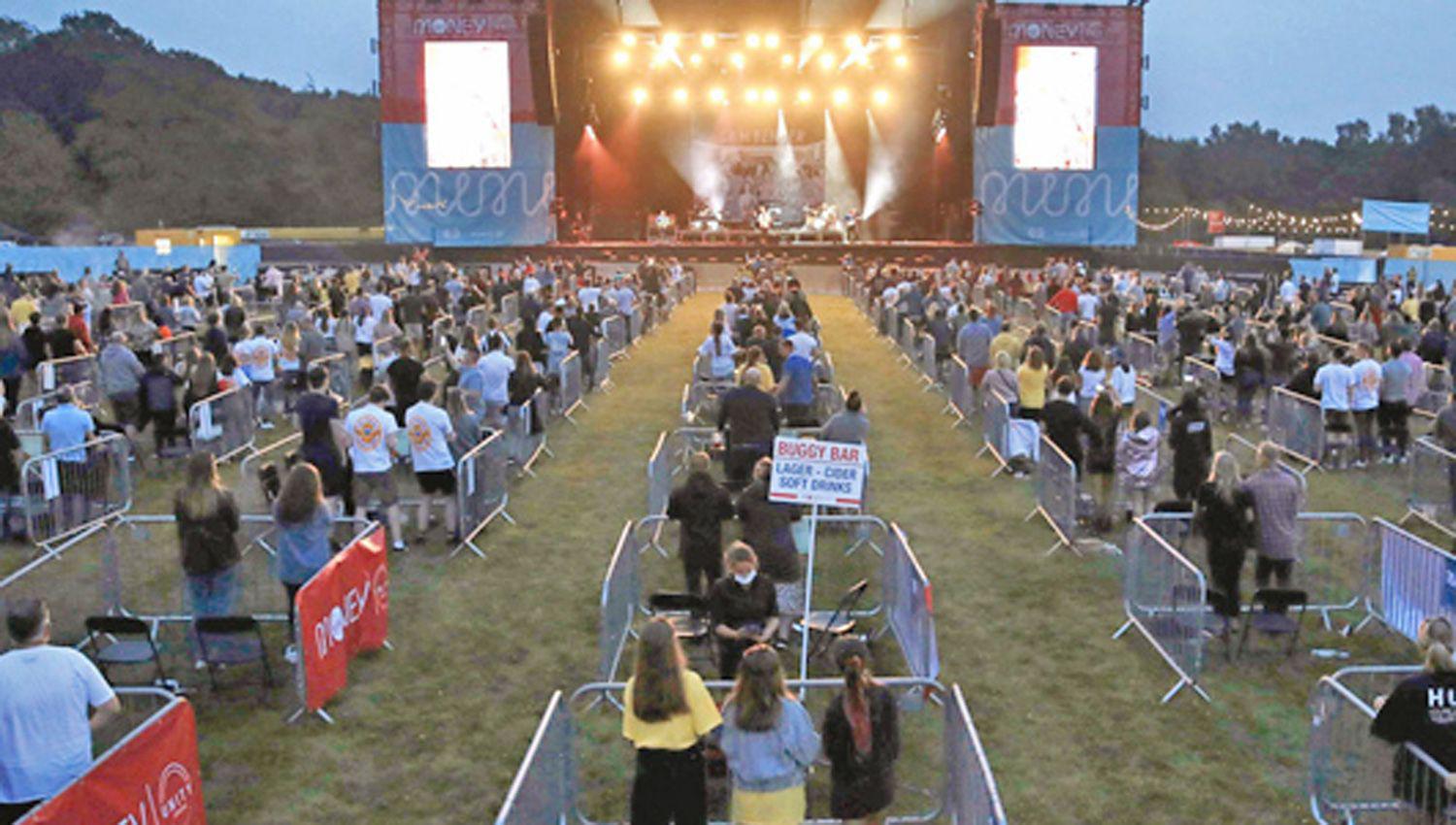 Ofrecen ldquoburbujasrdquo para ver recitales en la playa- hasta 200000 por mesa de 10 personas