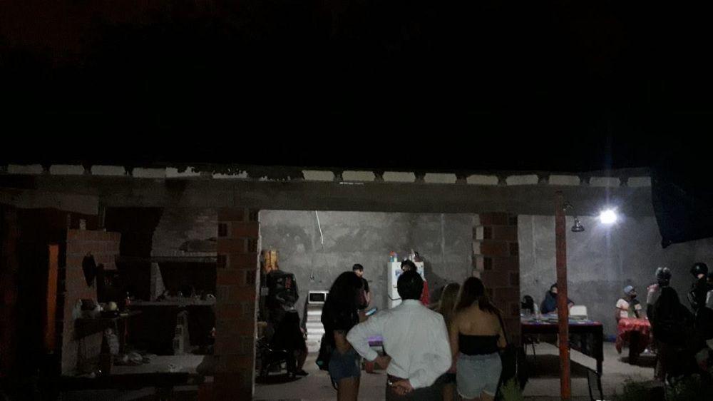 Desalojaron una fiesta clandestina en el barrio Los Flores