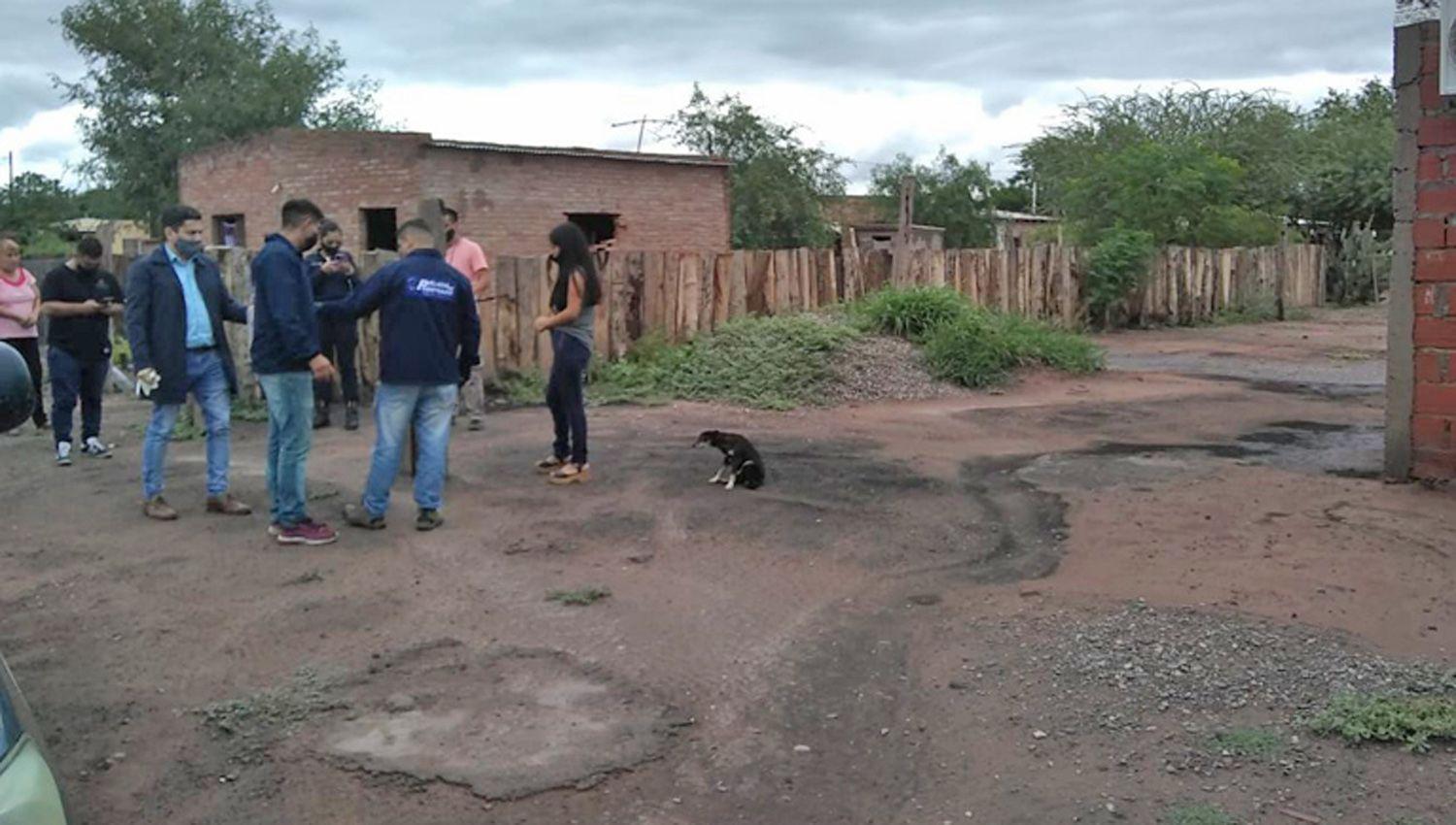 Los expertos en crímenes complejos trabajaron en la casa bajo la mirada del fiscal junto con los peritos