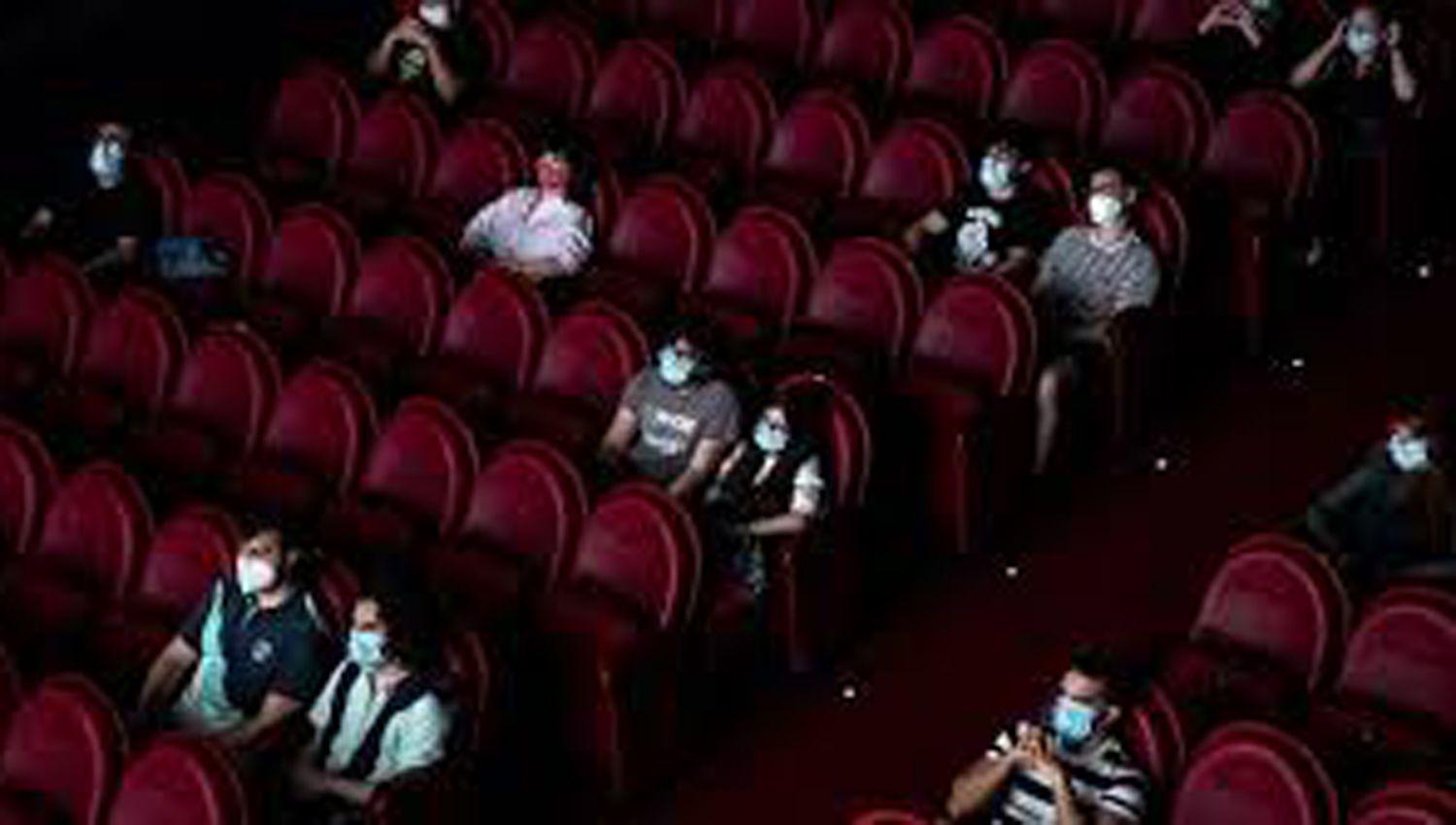 Las salas de cine reabriraacuten tras permanecer cerradas diez meses pero bajo un estricto protocolo acordado entre Nacioacuten y empresas