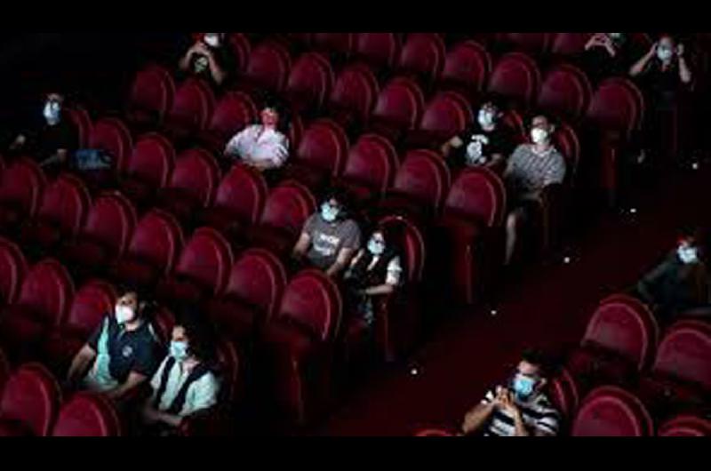 Las salas de cine reabriraacuten tras permanecer cerradas diez meses pero bajo un estricto protocolo acordado entre Nacioacuten y empresas