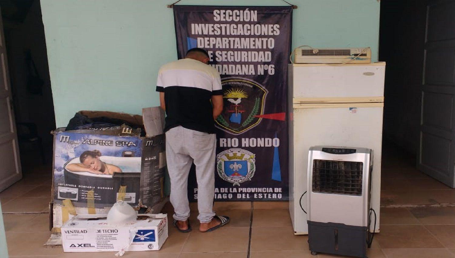 Roboacute varios elementos incluyendo un jacuzzi portaacutetil y terminoacute detenido
