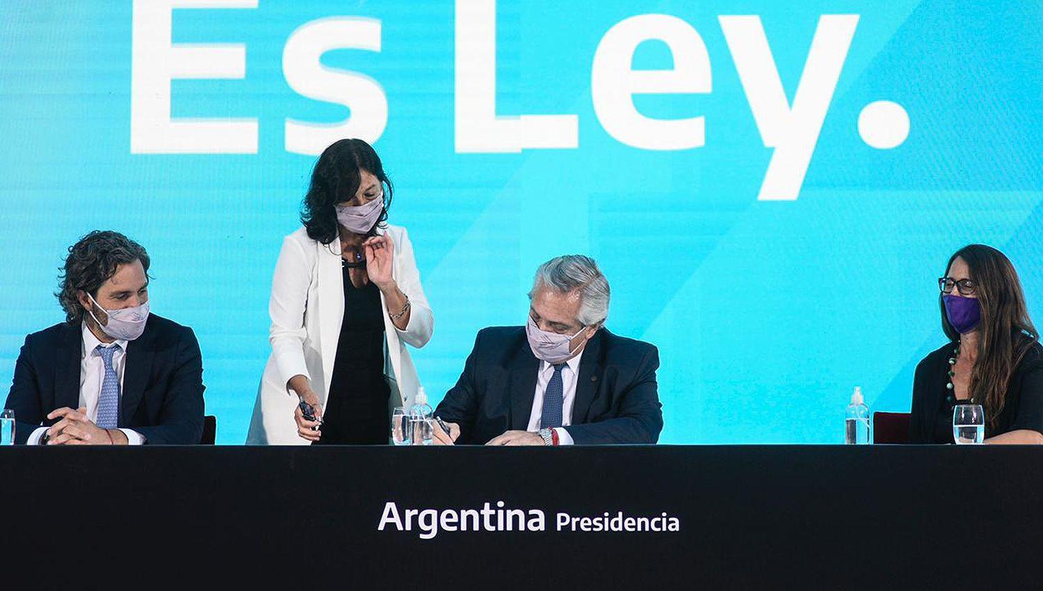 Alberto Fernaacutendez- ldquoEstamos haciendo una sociedad maacutes igualitaria y maacutes justardquo