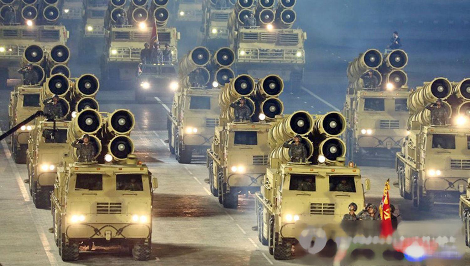 Pyongyang mostroacute dos misiles  en un enorme desfile militar