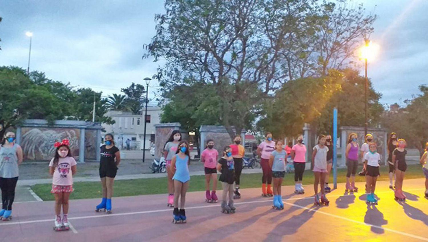 Ponen en marcha clases de Patiacuten Artiacutestico en  el Polideportivo Municipal y la plaza de la Salud