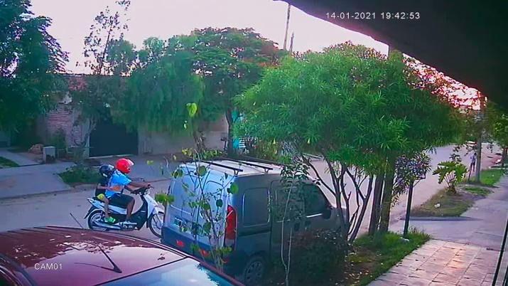 VIDEO  Motociclista con un nintildeo de acompantildeante le arrebatoacute el celular a una menor
