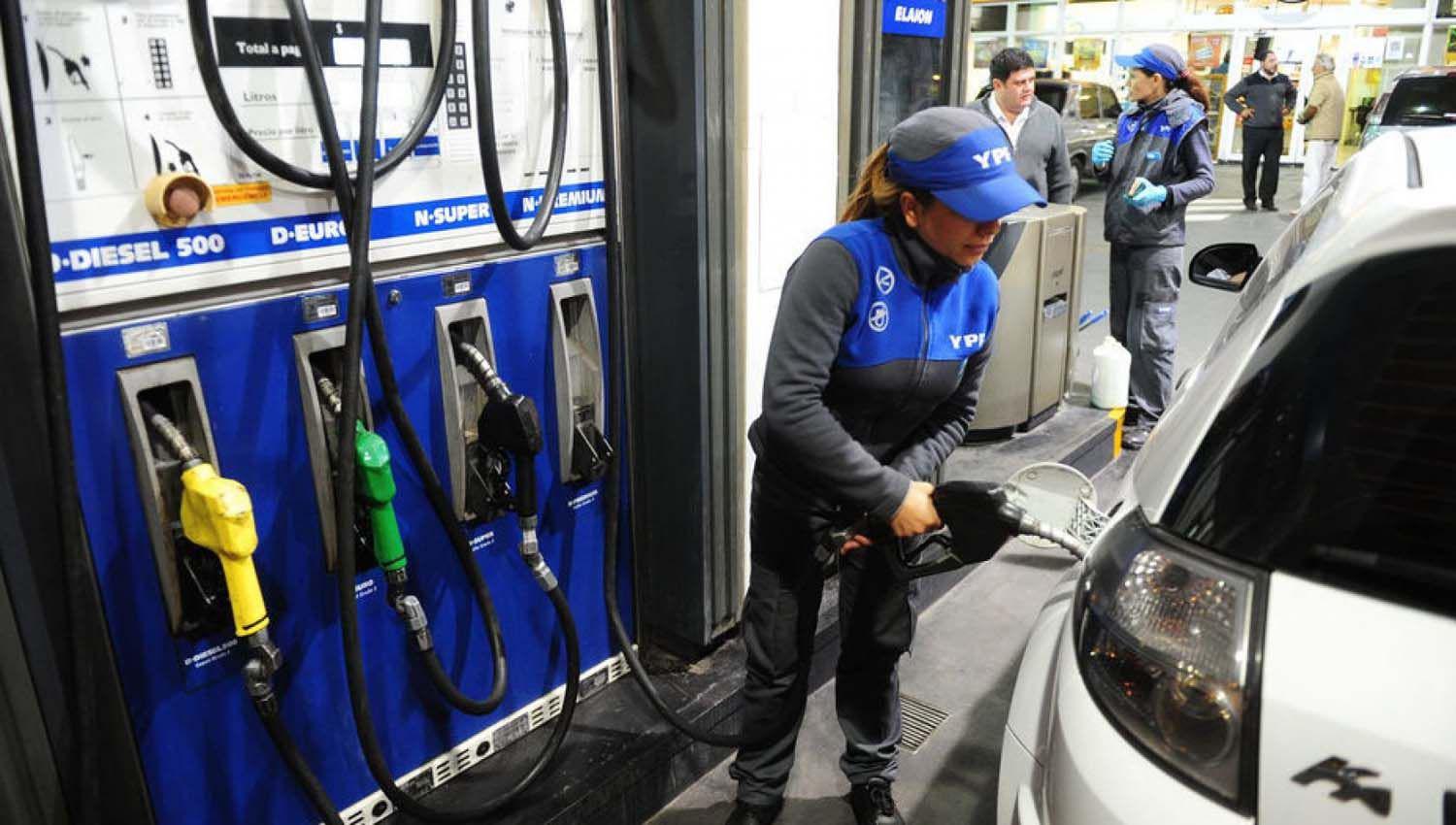YPF aumenta el precio de los combustibles en un 35-en-porciento-