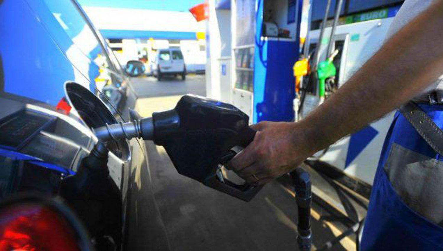 YPF volvioacute a incrementar el precio de sus combustibles y redondeoacute un 6-en-porciento- en 24 horas