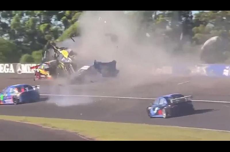 VIDEO  Top Race Junior- ldquoEl Dipyrdquo Martiacutenez protagonizoacute impactante muacuteltiple accidente