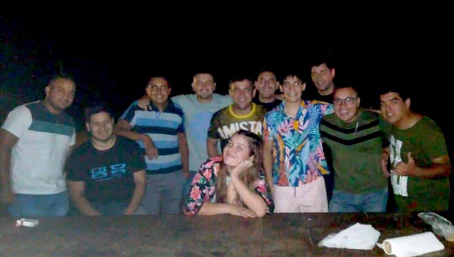 Indignacioacuten- Policiacuteas del Chaco festejaron el cumpleantildeos de una agente