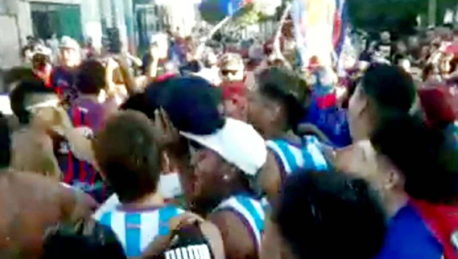 Videos  Hinchas de Guumlemes coparon las calles de la ciudad y celebraron el ascenso a la Primera Nacional