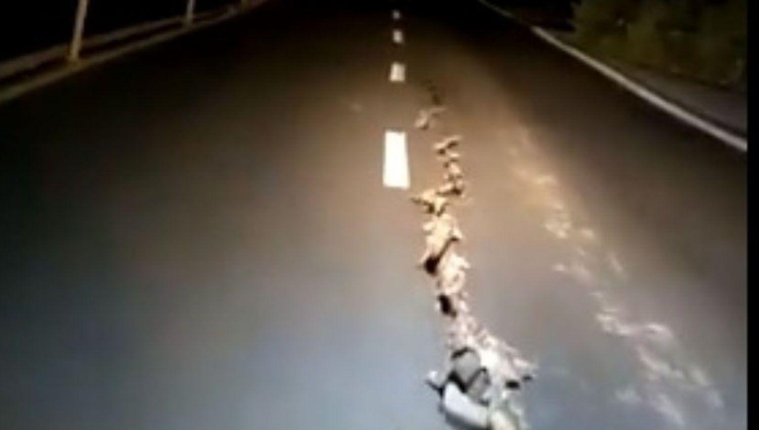VIDEO  La ruta 40 quedoacute partida al medio tras el terremoto en San Juan