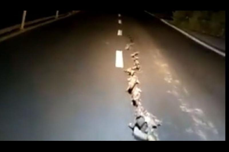 VIDEO  La ruta 40 quedoacute partida al medio tras el terremoto en San Juan