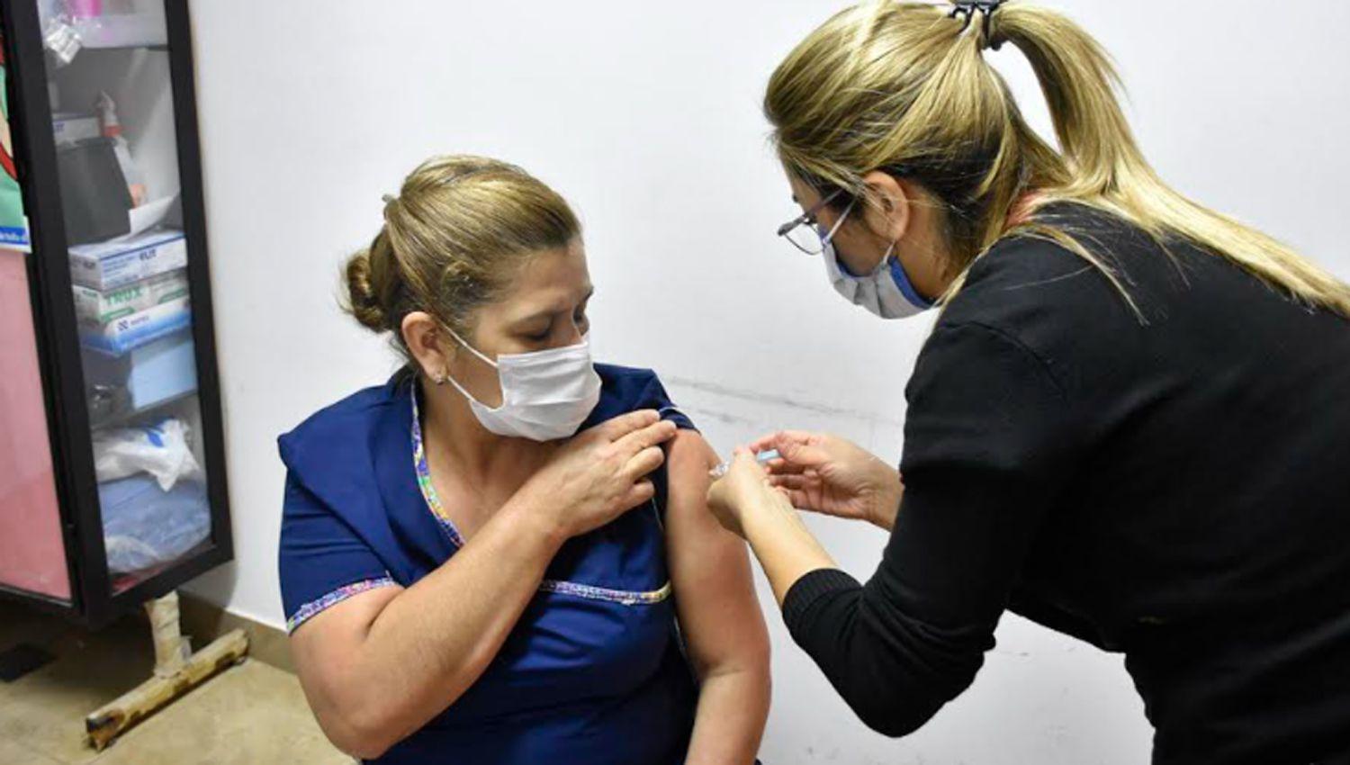 Segunda dosis de la vacuna contra el Covid-19 para el personal de salud de mayor exposicioacuten