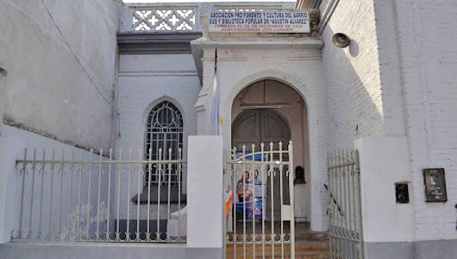 La biblioteca popular Agustín Álvarez est� ubicada en
calle Independencia N� 652 de la ciudad Capital